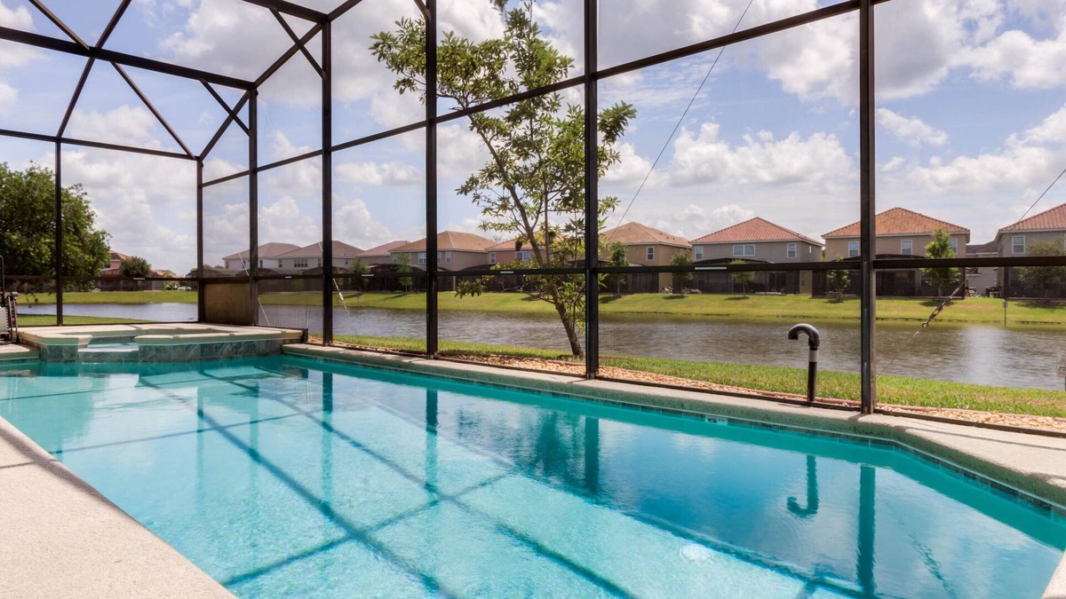 Veranda Palms House | Rare Lake Front Pool, GameRoom, AC, WiFi, Self-Check-In