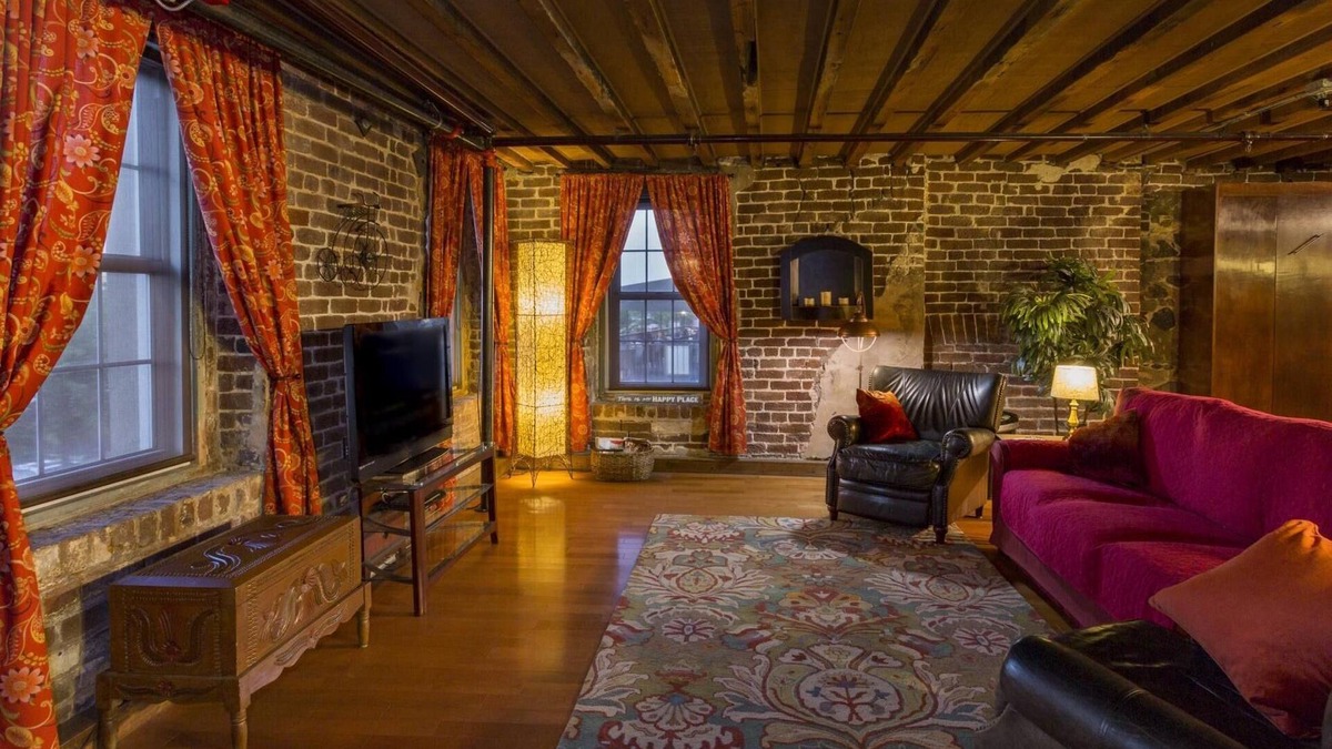 Historic District - North Condo | Rare River Street w/Balcony, Historic, Luxury, Affordable, 2/2, Loft STVR00088