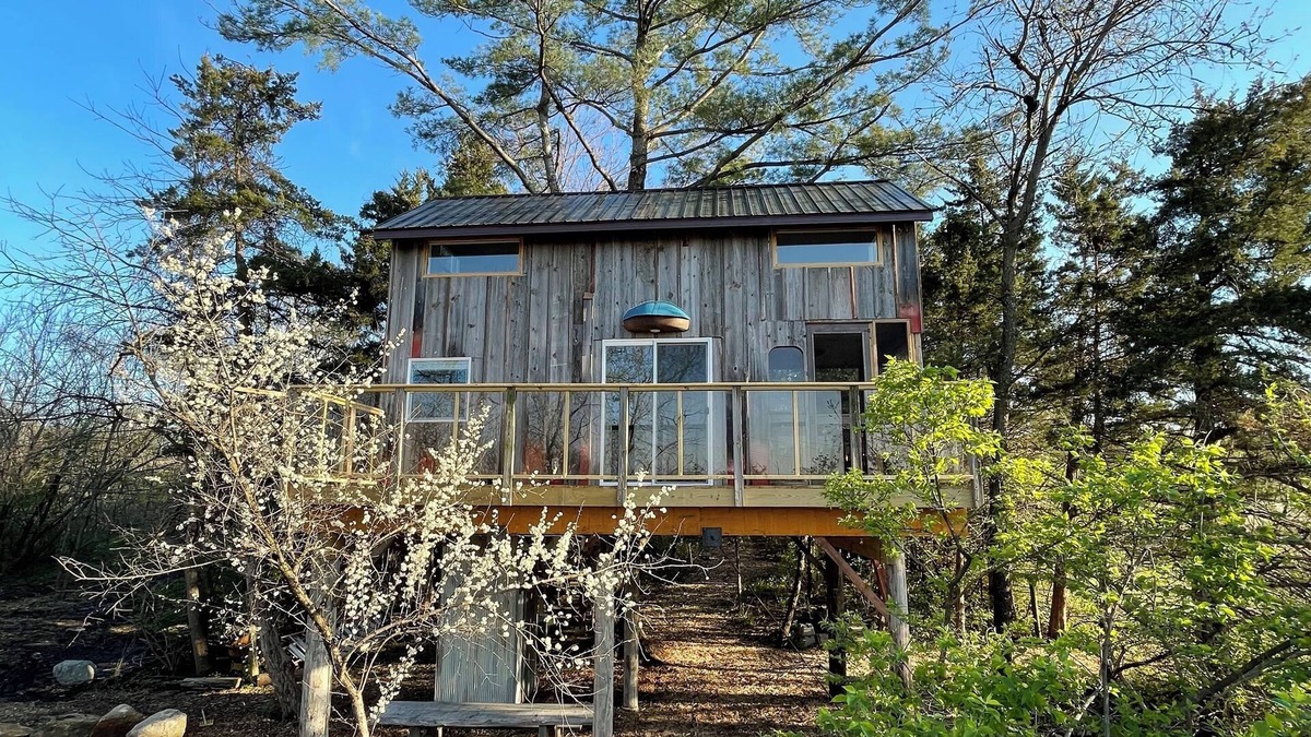 Norwalk Cabin | RARE Spacious Treehouse & Sauna Near Des Moines