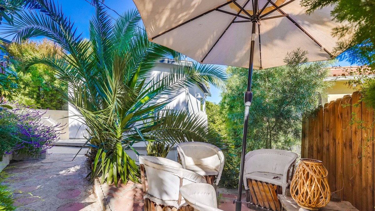 Elysian Heights House | Rare Stand-Alone Bungalow - Your Echo Park Hideaway! Dog-friendly and Quiet!nn