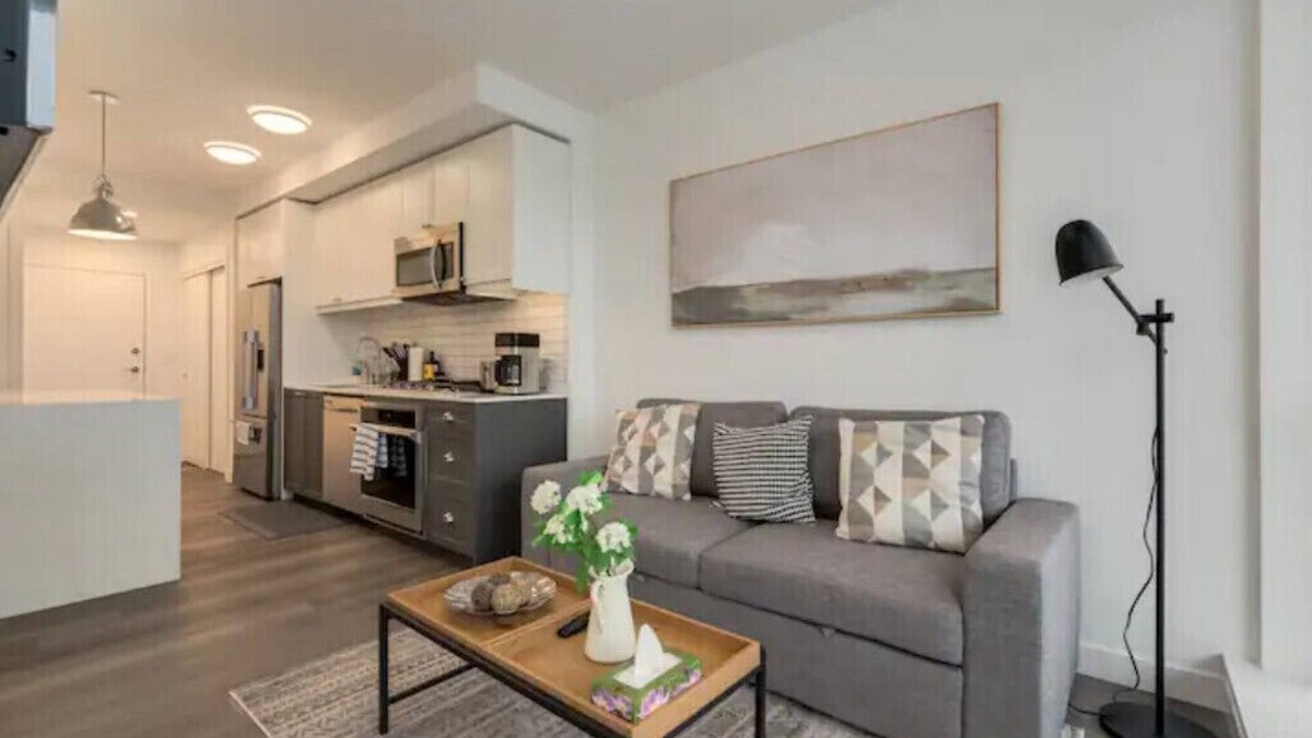 Sunnyside Condo | *Rare View* Amazing Condo in Trendy Kensington