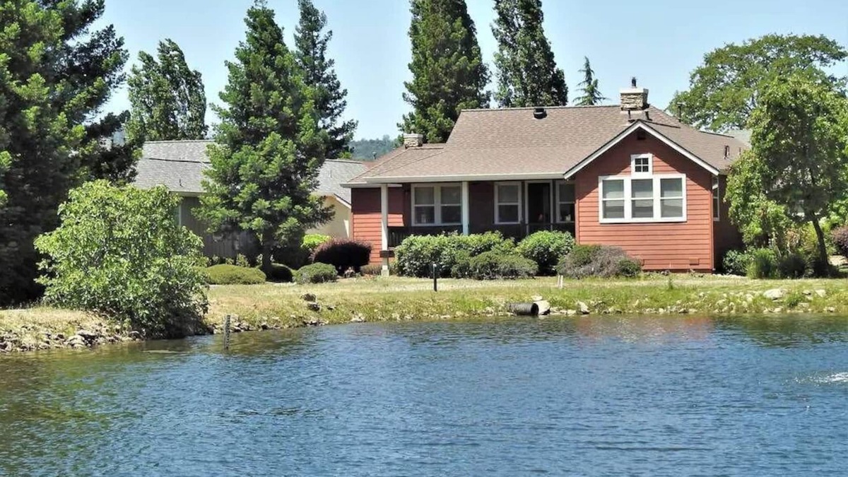 Angels Camp House | Raspberry Cottage-stunning view of golfcourse
