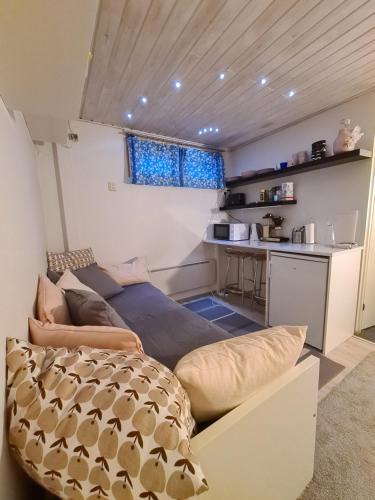 Vantaa Apartment | Rauhallinen kaksio Lahdentie tuntumassa, lentokenttämajoitus ja sähköauton latauspiste