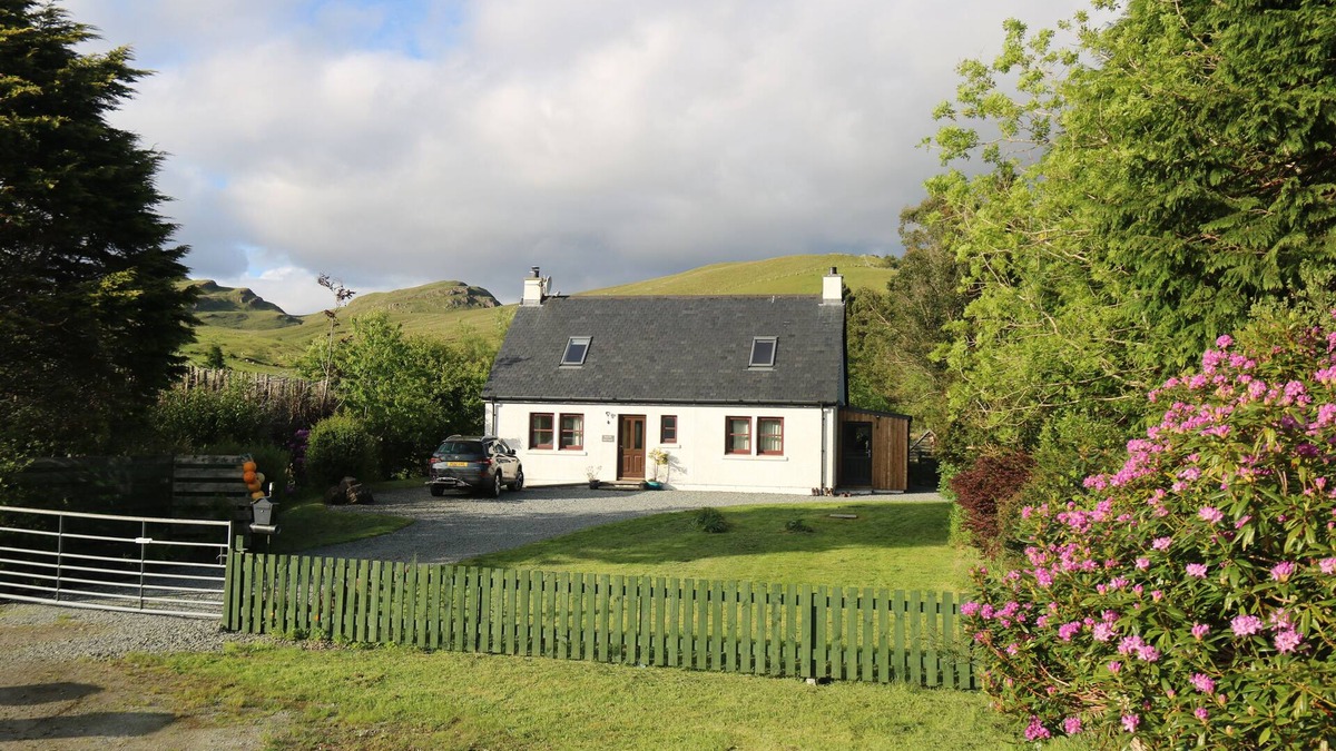 Isle of Skye Cottage | Raven Cottage in the beautiful Glen Eynort near carbost. 3 bedrooms, 6 people.