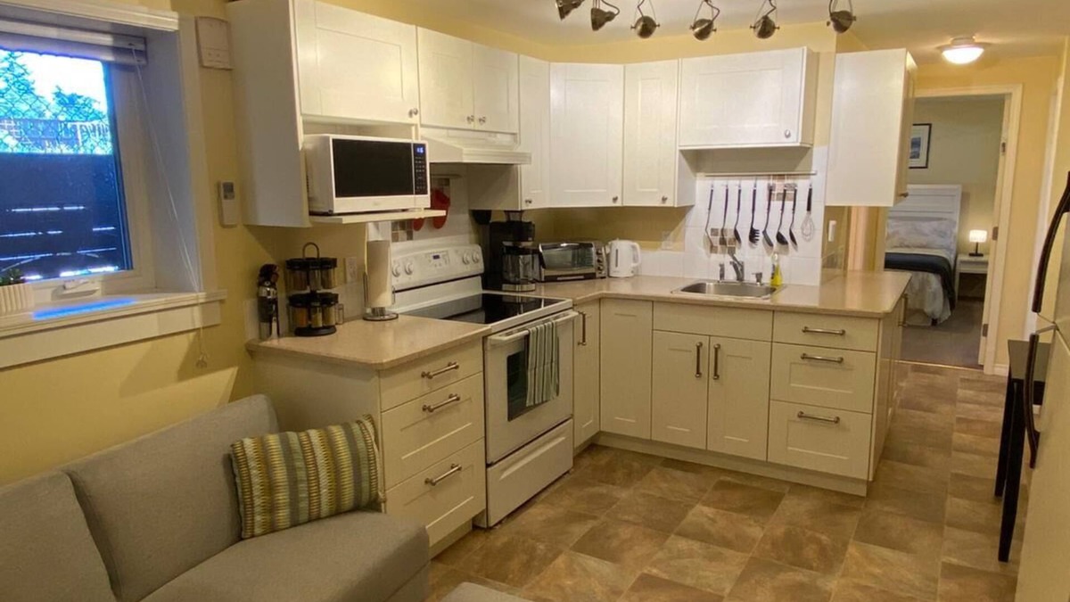 Colwood Apartment | Raven’s Nest – Cozy Lower One‑Bedroom Suite
