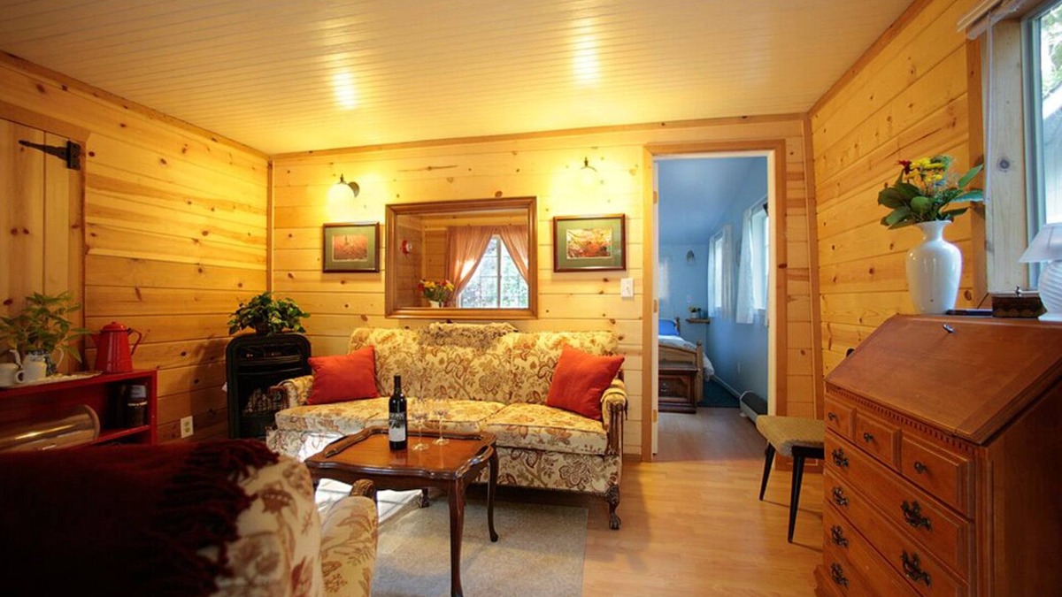 Cazadero Bed & Breakfast | Raymond's Bakery - Gravenstein Cottage