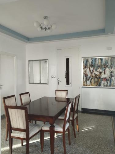 Quartier Administratif Apartment | Rayons de ville - Vintage Apartment