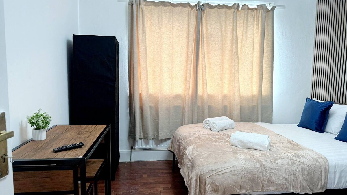 Dudden Hill Hotel | RC-Fantastic Quad room in Wembley!
