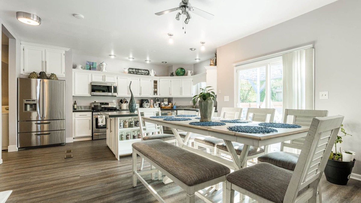 Bolingbrook House | Re-Designed, Cosmos Retreat, King Bed, Hot Tub, WiFi, Large TVs, Spacious & Calm