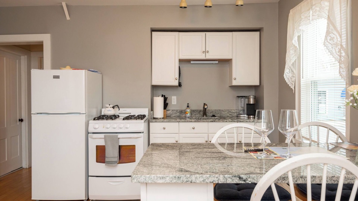 Beverly Apartment | Re-listed: Adorable Condo Beverly - Salem - Halloween