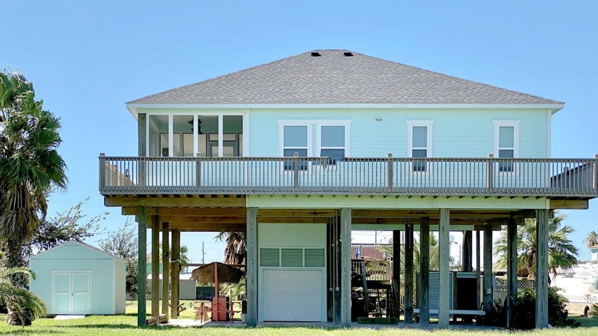 Crystal Beach House | READER'S RETREAT - Close to the beach, great outdoor space with bar