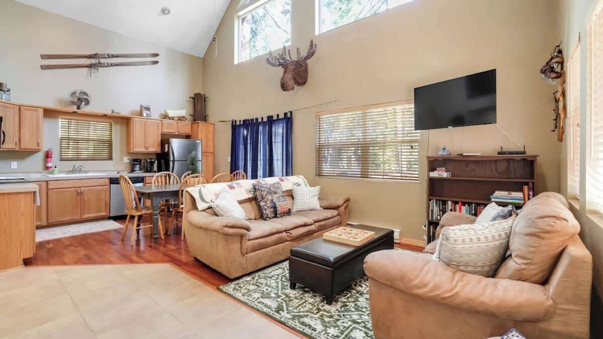 Sierra Cedars Cabin | Ready for Snow Adventure? Large Deck & EV Charger