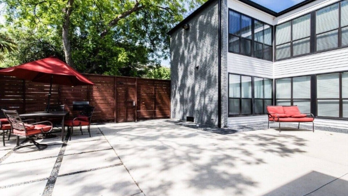Oak Lawn Apartment | Reagan 208 : Modern City Escape
