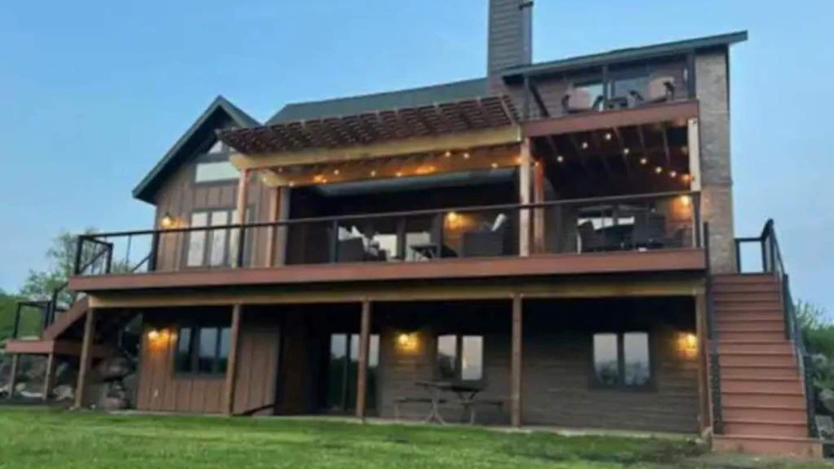 Merrimac House | Real Christmas Tree Farm! Devil's Lake nearby.