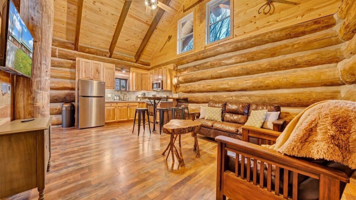 Troutville Cabin | Real Log Cabin w/Trout Pond close to Mcaffee Knob, Dragons tooth, Tinker Cliffs