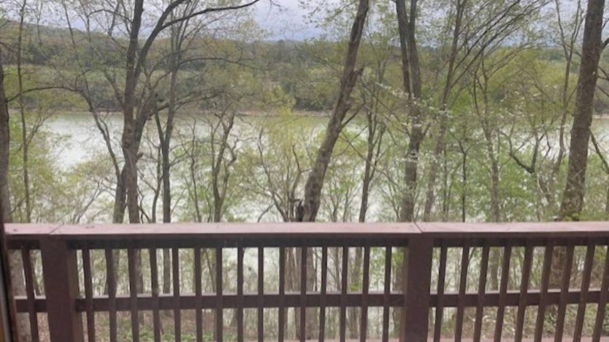 Bronston Cabin | Real Log Cabin with lake view and minutes from 3 plus boat ramps!