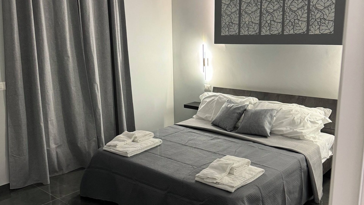 Pedara House | Reale Guest House , Accogliente e Rilassante ! A due Passi Dalletna !