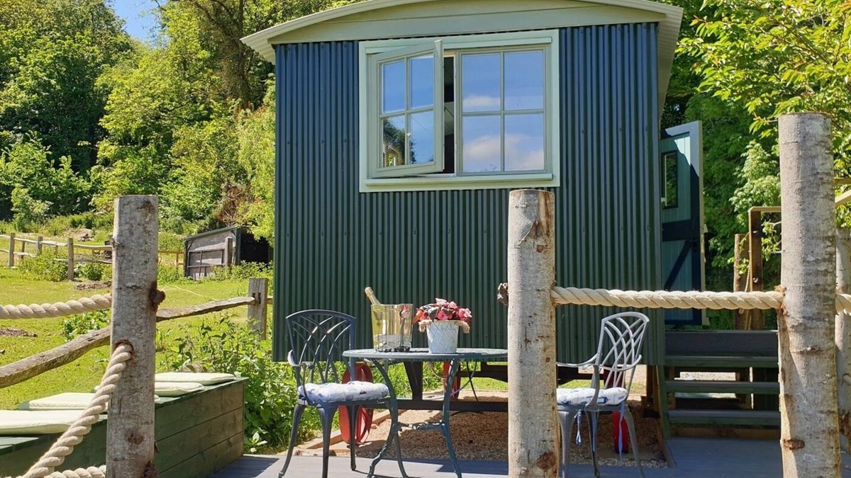 Frampton Cabin | REALLY luxurious new shepherd's hut, overlooking our alpacas!