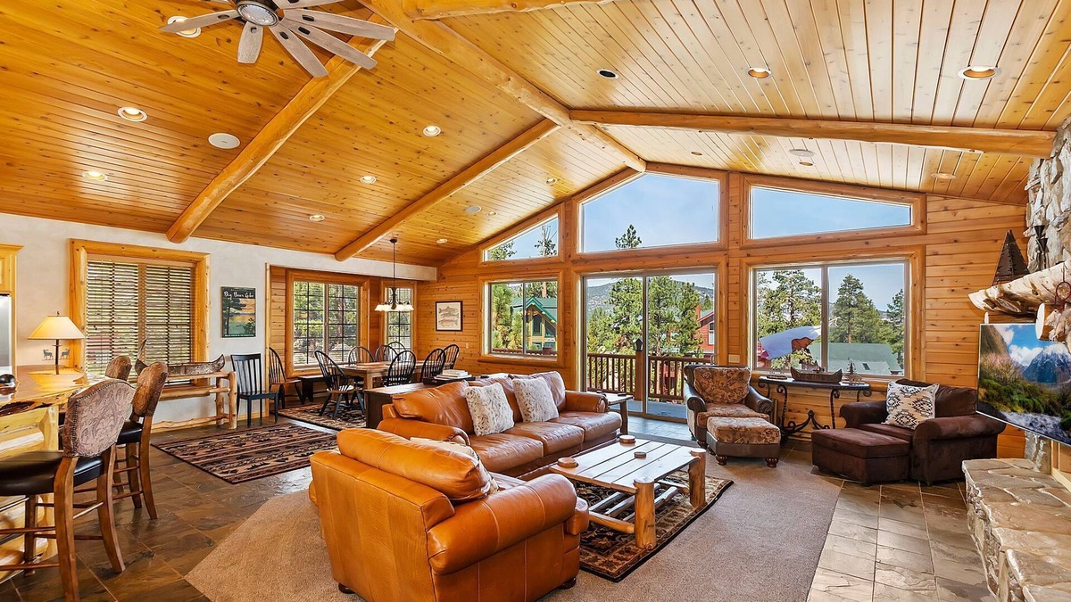 Eagle Mountain Estates Cabin | Rebel Ridge Retreat by Destination Big Bear : Gorgeous Mountain Views Backing to Nature Preserve in Eagle Mountain Estates! 2 Master Suites! Hot Tub! Pet Friendly!