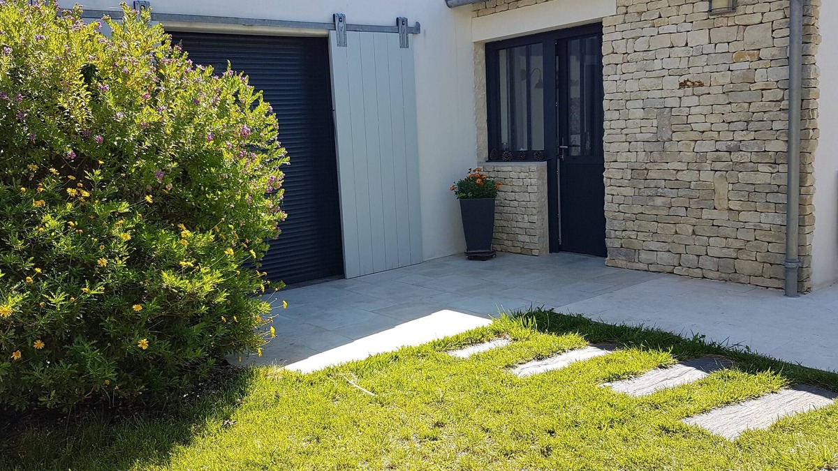 Le Bois-Plage-en-Re House | Recent 3* listed house opening onto walled garden