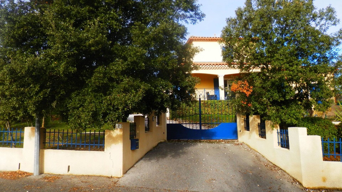 Boisset-et-Gaujac House | Recently built house in a wooded oaks, with pool.