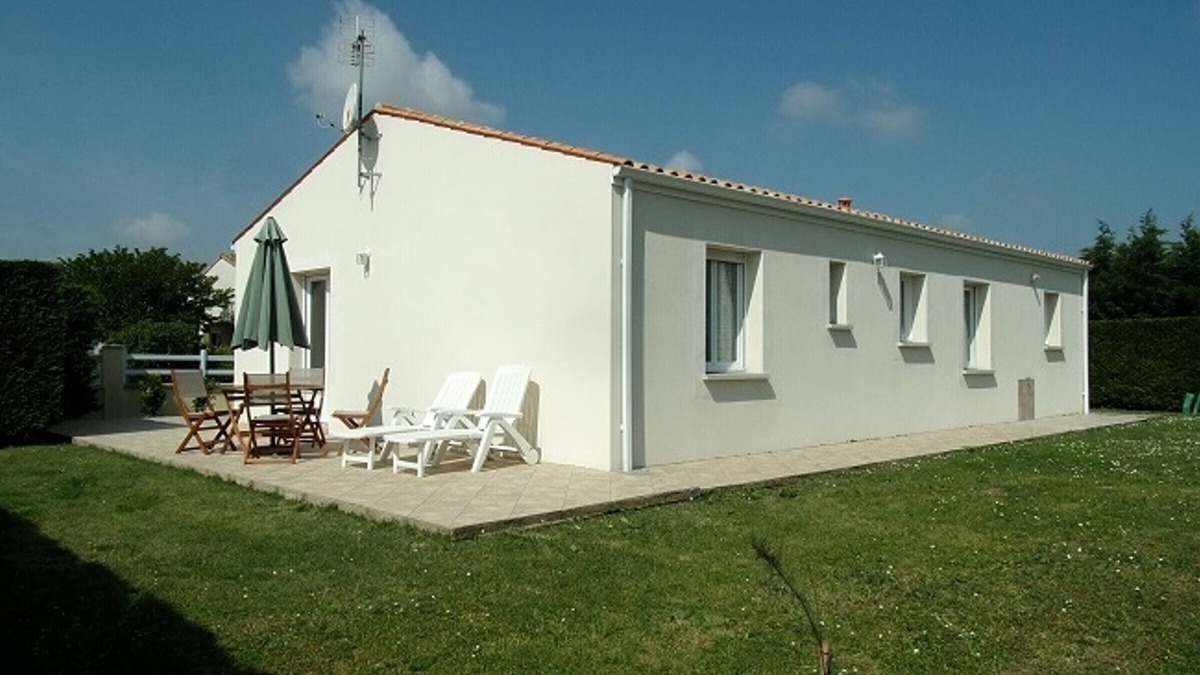 Saujon House | Recently Built 2-Bedroom House with Large Yard Near Royan