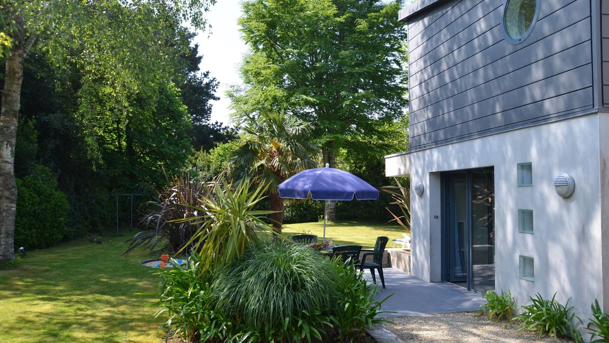 Ploneour-Lanvern House | Recently renovated house with flower garden, balcony. In the heart of Pays Bigouden!