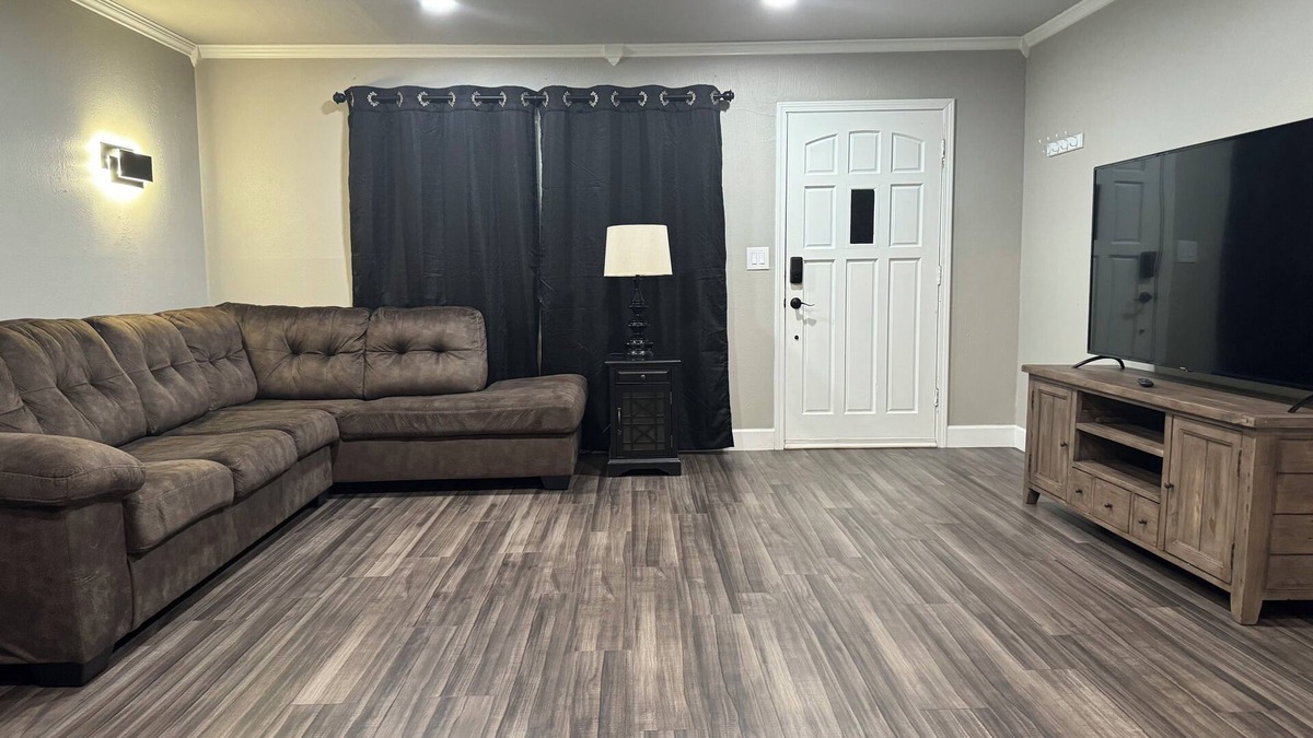 Mustang House | Recharge at our family friendly home in Mustang! Close to the airport!