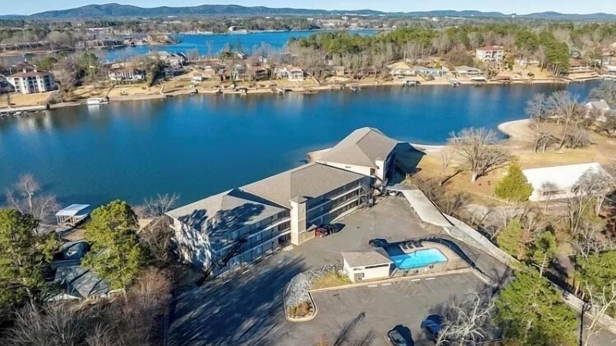 Lake Hamilton Condo | Recharge with a Lake Break!