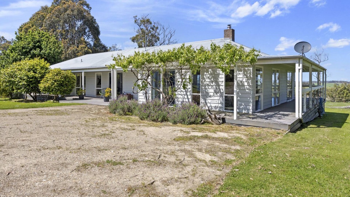 Buffalo House | Reconnect with nature in a private bushland settingn