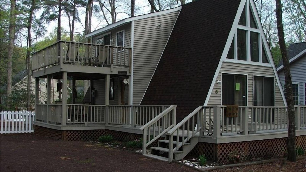 Ocean Pines House | Recovery Room offers a Private Pool and Hot Tub ! Now Available Monthly !