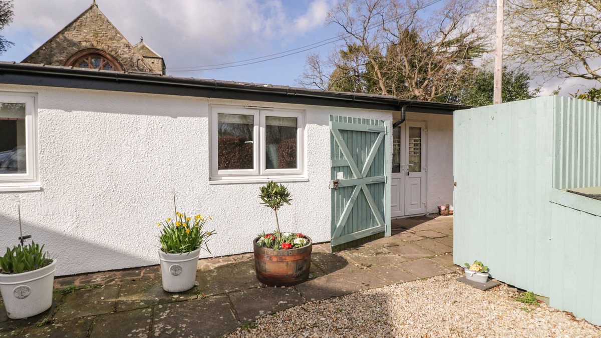 Llanvair Kilgeddin Cottage | RECTORY COTTAGE, pet friendly, with a garden in Abergavenny