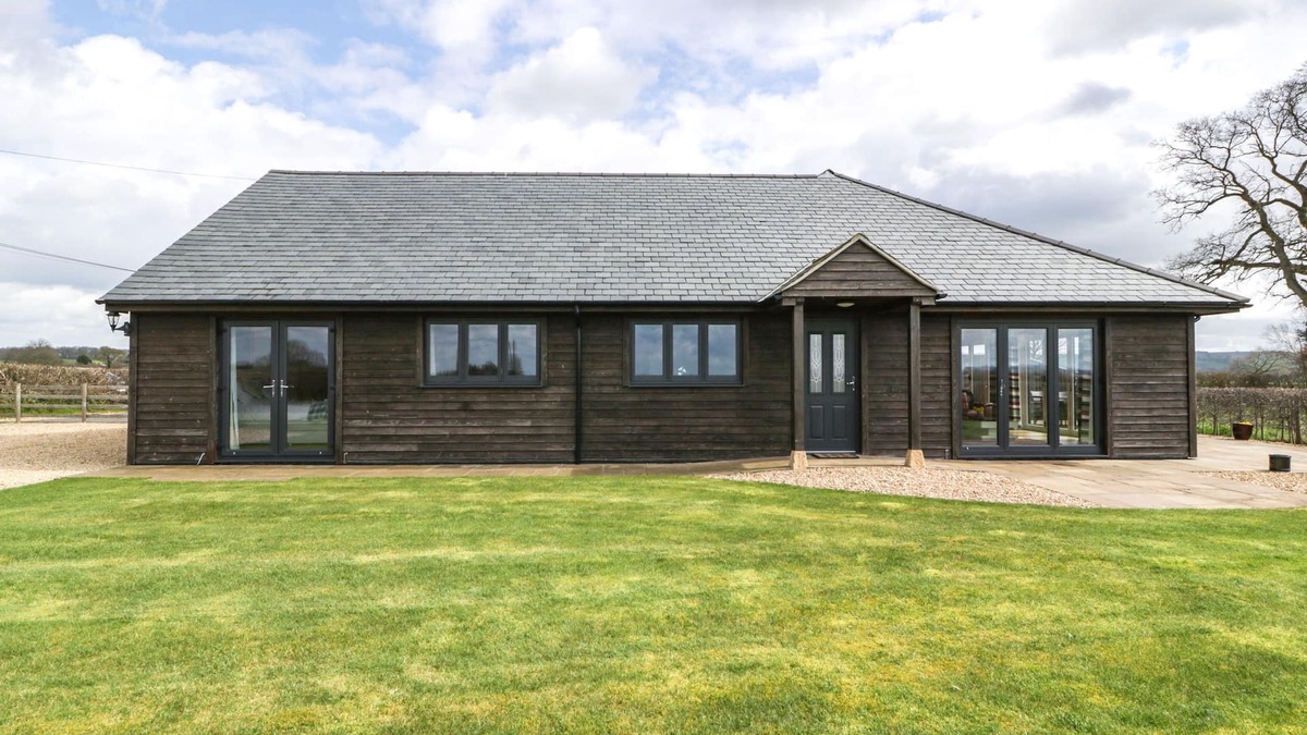 Queen Camel Cottage | RECTORY FARM VIEW, family friendly, with a garden in Queen Camel