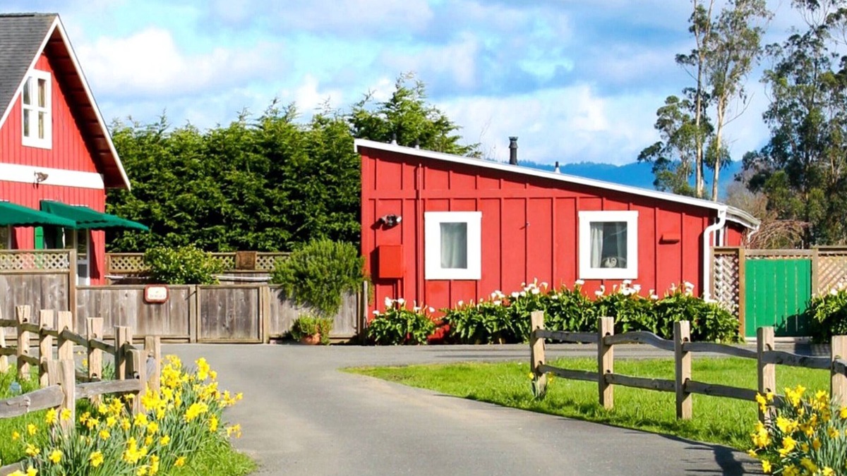 Ferndale Apartment | Red Barn Cottage, A World Away in Historic Victorian Ferndale