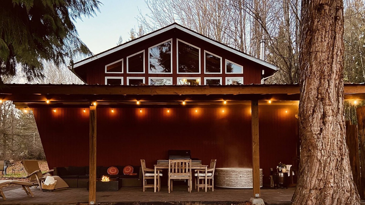 Auburn House | Red Barn Getaway, Mountain View’s with hot tub and firepit and BBQ