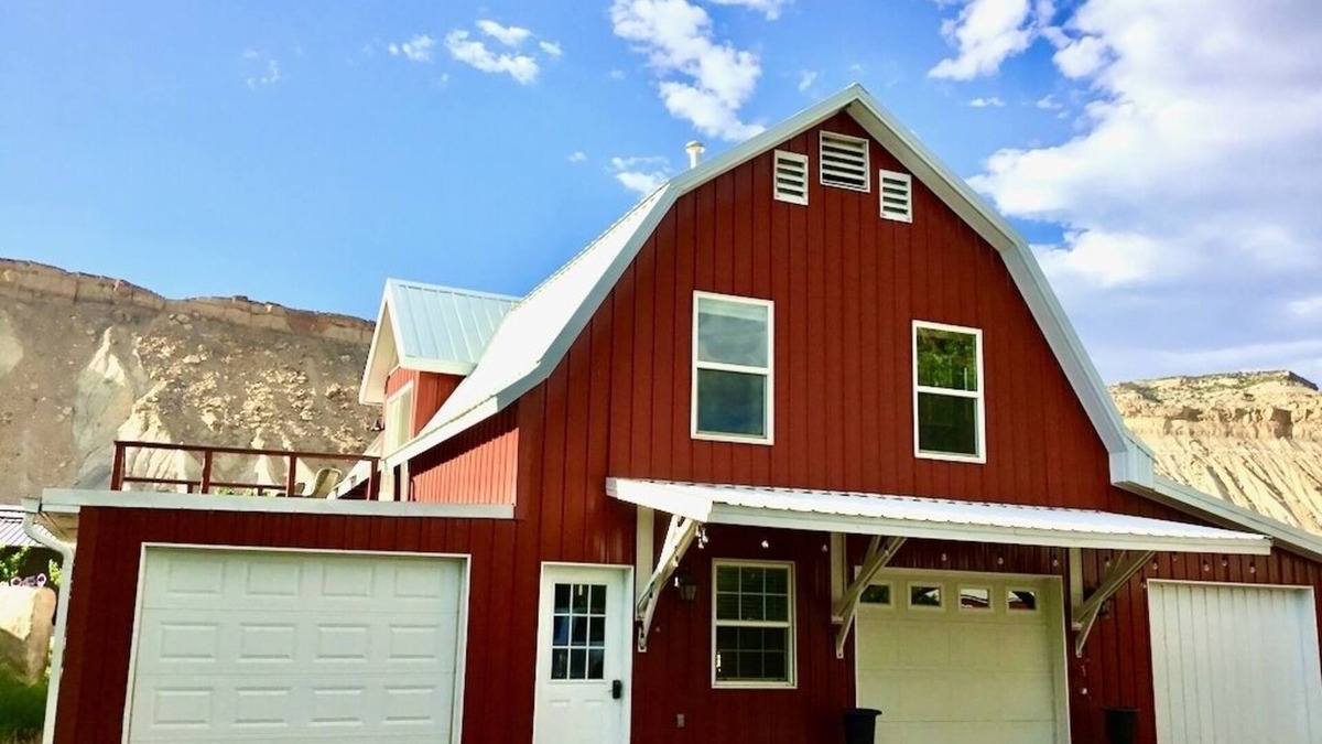 Palisade Apartment | Red Barn Guesthouse with Birdseye View of the Bookcliffs