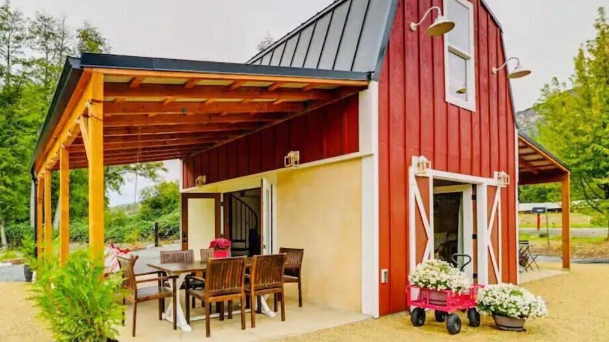 Jacksonville House | Red Barn in Wine Country