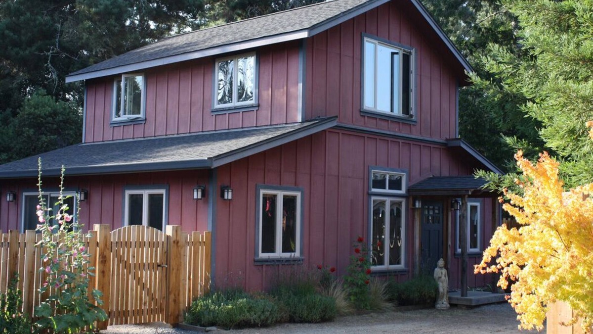 Little River Cottage | Red Barn Retreat - Romantic and Peaceful Cottage near Popular Hiking Trail