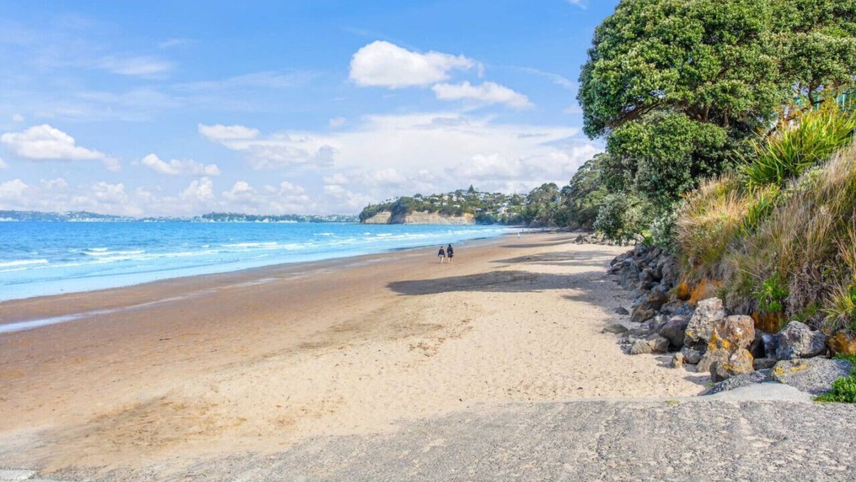 Red Beach House | Red Beach Hideaway with BBQ and Air-con