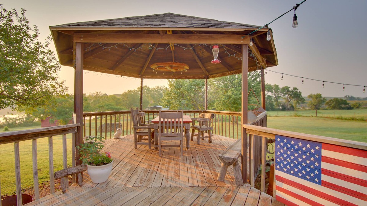 Custer County House | Red Bluff Inn & Retreat w/Entire Ranch on Lake!