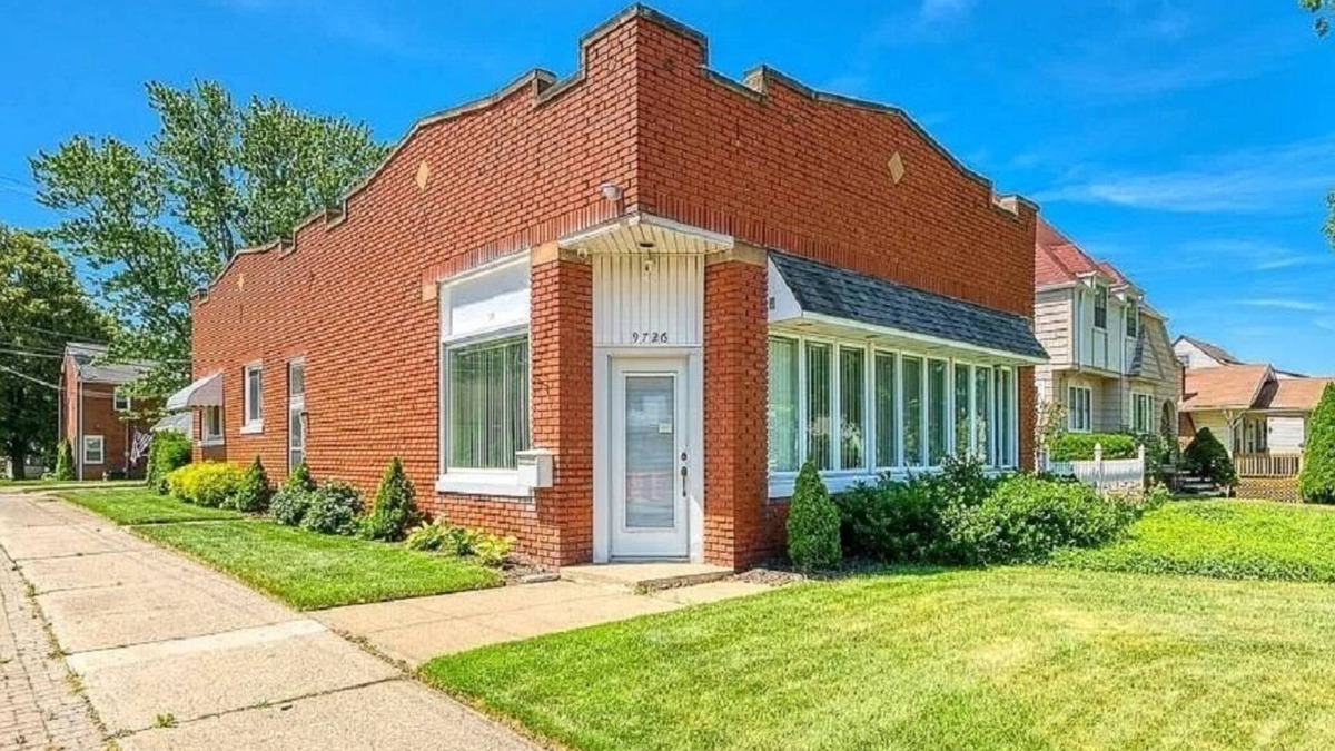 Garfield Heights Apartment | Red Brick Chalet-20 min to CCF/UH Main Campus & Downtown!