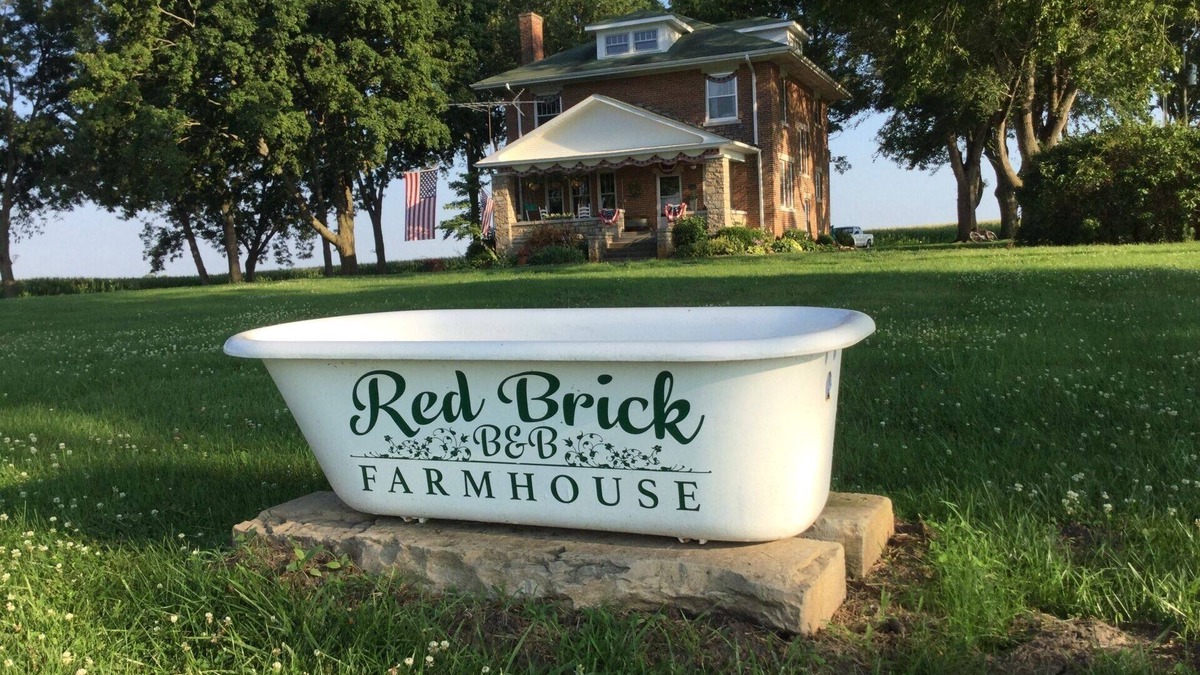Higginsville Other | Red Brick Farmhouse B&B - Emma's Room