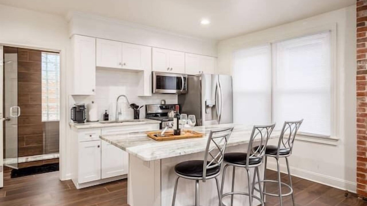 Merion Village Apartment | Red Brick Getaway - Columbus