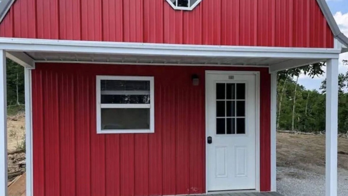 Warrensburg Cabin | Red cabin close to University of Central Missouri and Whiteman AF Base