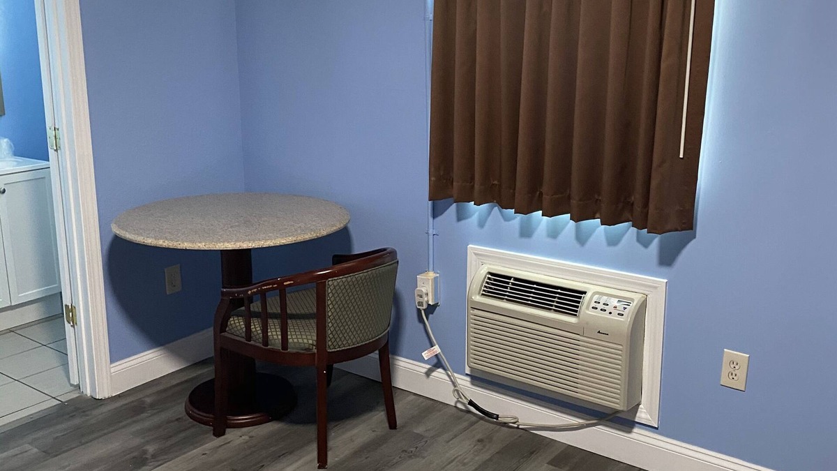 Wrightstown Hotel | Red Carpet Inn and Suites