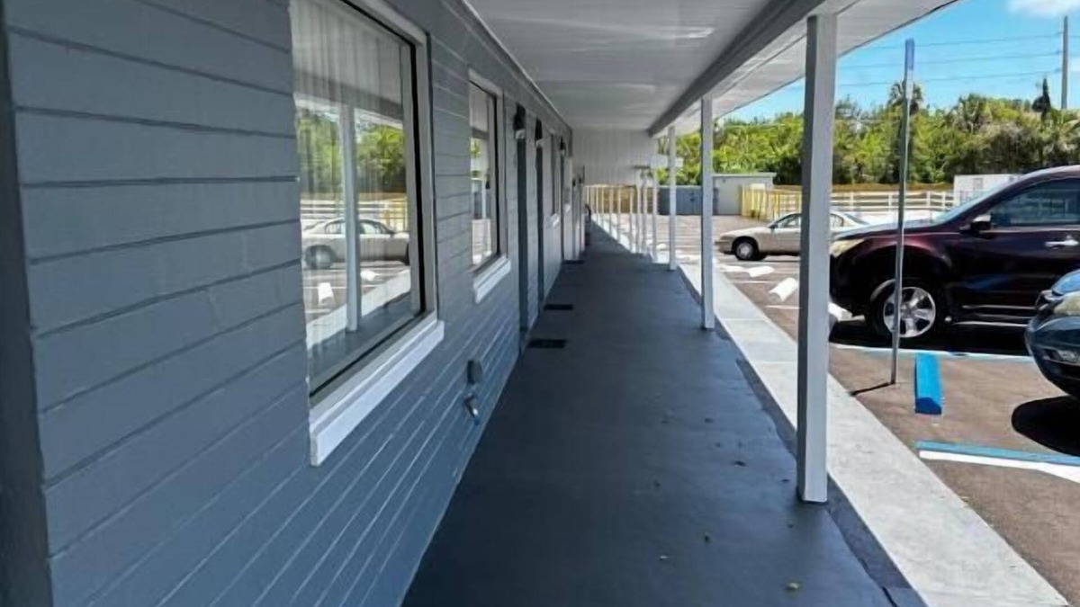 South Daytona Hotel | Red Carpet Inn