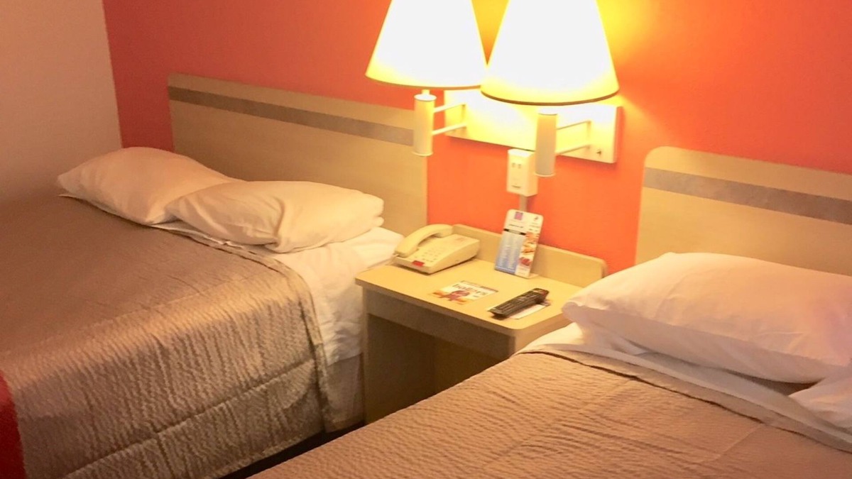 Gibbstown Hotel | Red Carpet Inn