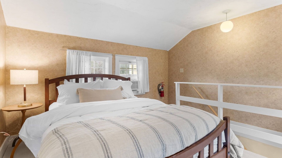 Mendon Apartment | Red Clover Inn 2-story Queen Suite near Killington