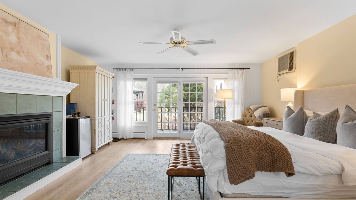 Mendon Apartment | Red Clover Inn-Accessible King Suite in Killington