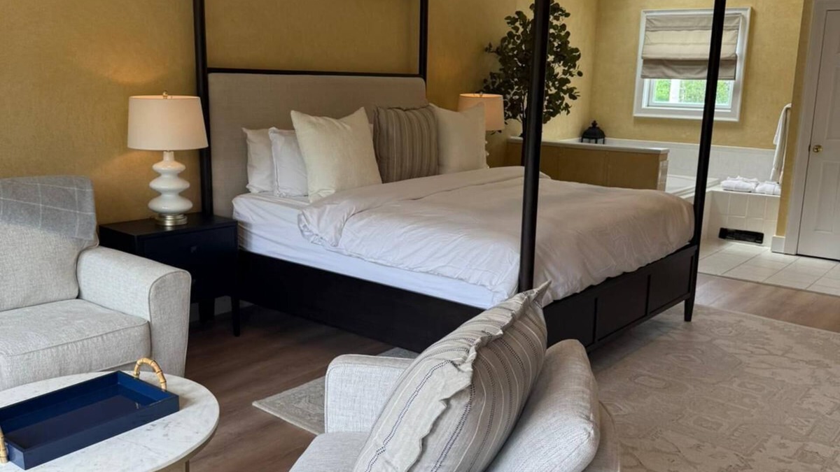 Mendon Apartment | Red Clover Inn Romantic King Suite near Killington
